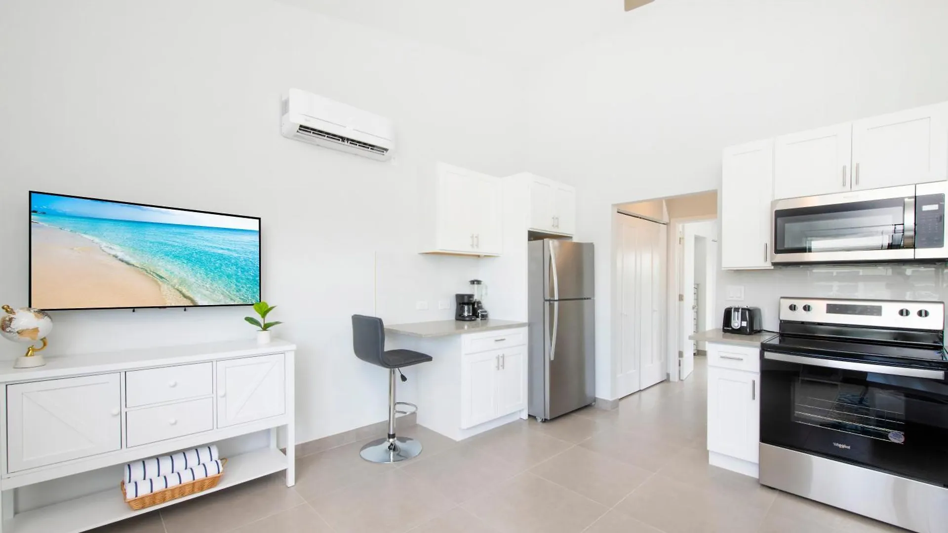 Summertime Suites #49 West Bay Nyaraló