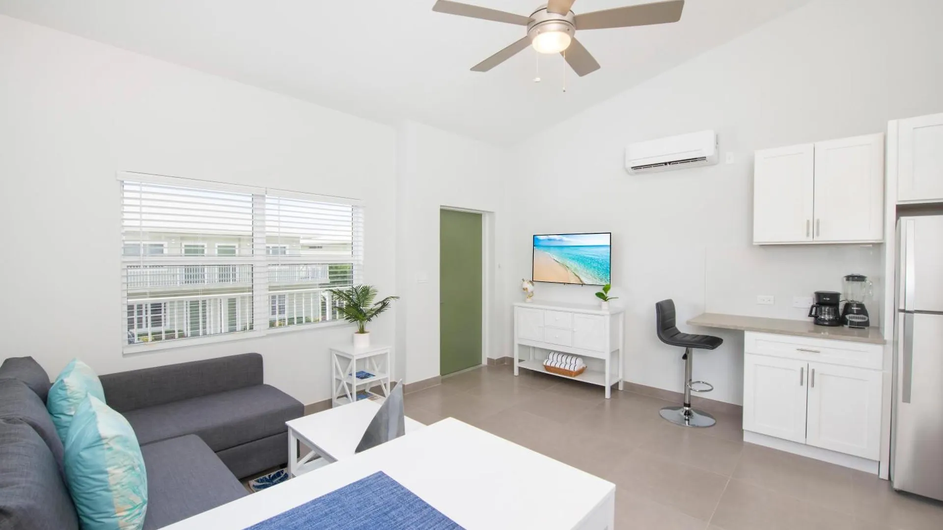 Summertime Suites #49 West Bay Nyaraló